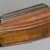 SLM 1433 - Snusdosa av mahognybetsad björk, i form av en likkista med lock