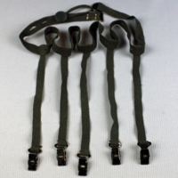 SLM 9988 - Kjolupphållare, ett midjeband och hängande band med metallklämmor