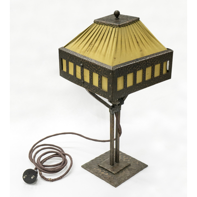 SLM 59051 - Lampa med tygskärm, tillverkad av hamrad kopparplåt, 1920-30-tal