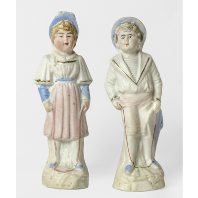 SLM 59492 1-2 - Två figuriner av oglaserat och målat biskviporslin, från Strängnäs