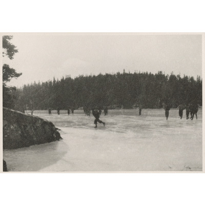SLM P2020-0446 - Elever från Solbacka Läroverk åker skridskor på en sjö, 1933