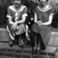 SLM P05-405 - Två unga kvinnor, 1924, ur Maj-Sofi Ahlstrands fotoalbum
