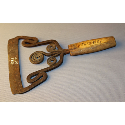 SLM 1907 - Hackkniv med träskaft, dekorativa smidda järnband, från Nyköping