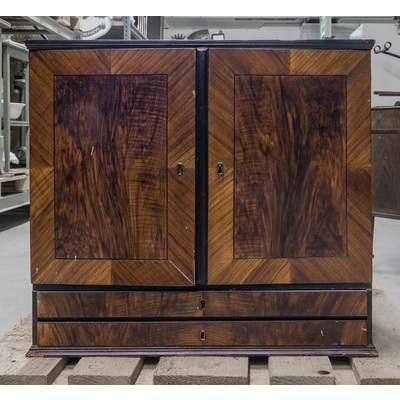 SLM 13102 - Myntskåp av trä, målat i fanérimitation, lådor innanför två dörrar