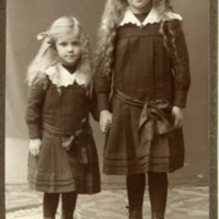 SLM P11-3677 - Helga och Ingeborg Malmkvist, Bettna