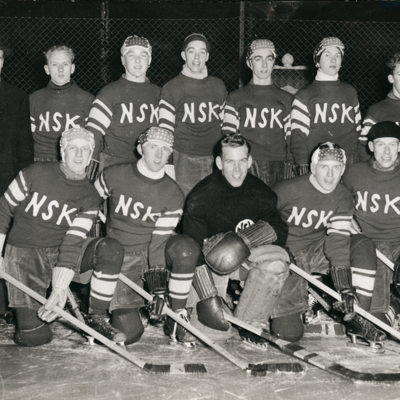 SLM P2016-0182 - Nyköpings Sportklubbs ishockeylag år 1953