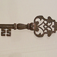 SLM 20316 - Nyckel med massiv pipa och rikt dekorerat grepp i renässansstil