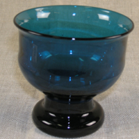 SLM 28189 - Skål på fot, mörkt turkosblått glas, design: Bertil Vallien