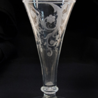 SLM 11472 - Spetsglas med graverad dekor, från Nyköping