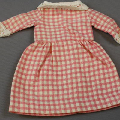 SLM 24392 18 - Dockklänning av rosa- och vitrutigt bomullstyg till dockan Vera, 1920-tal