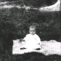 SLM X1879-78 - Porträtt på ett barn som sitter på en filt