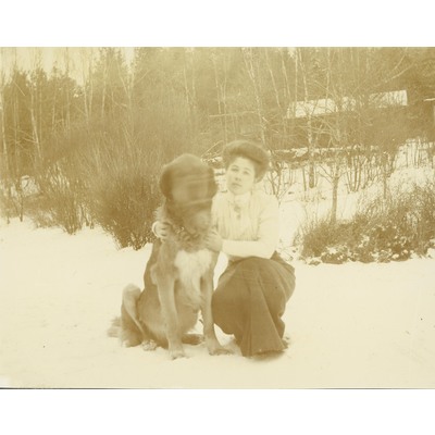 SLM P09-1578 - Hildur Lundqvist och en hund i vinterlandskap