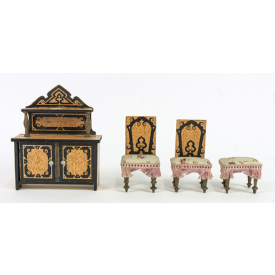 SLM 54885, 54887 - Dockskåpsmöbler, skänkskåp och stolar av trä med tryckt dekor och textil