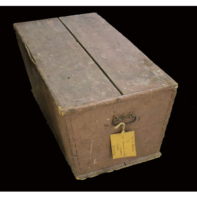 SLM 13075 - Kista med zinkade hörn och järnbeslag, målad gulbrun
