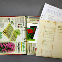 SLM 36578 - Pärm med avskrivna odlingsråd och planer rörande trädgårdsarbete