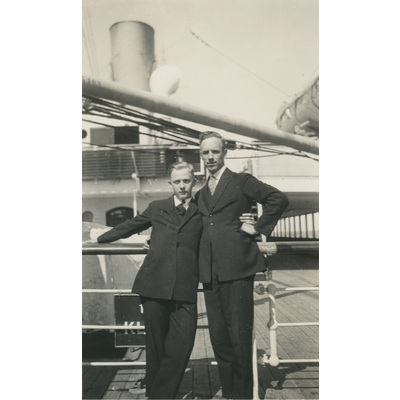 SLM P2022-1199 - Einar Höglund och en man ombord på ett fartyg