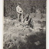 SLM M008816 - Hämtning av lera till stenåldershus, stenåldersexperimentet 1918