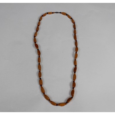 SLM 38740 - Halsband av träpärlor