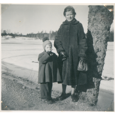 SLM P2019-0591 - Mamma Lilly med sonen Kaj, 1940-tal