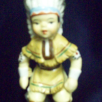 SLM 33936 - Figurin, indianpojke, souvenir från Amerikaresa 1955