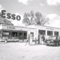 SLM POR57-5457-1 - Esso nya bensinstation vid Stockholmsvägen, foto 1957
