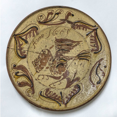 SLM 2040 - Fat av lergods, glaserat och dekorerat med fågel mm, daterat 1667