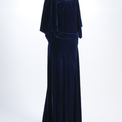 SLM 11379 - Klänning av blå silkessammet, har burits av Elsa Egnell f. 1886