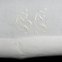 SLM 31068 1 - Lakan av linne, broderat monogram GC, står för Gerda Corlin (1874-1960)