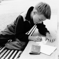 SLM P11-045 - Pojke skriver brev under gymnastikläger, Malmahed