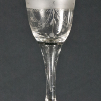 SLM 2413 - Glas på fot, äggformad kupa med slipad dekoration, från Nyköping