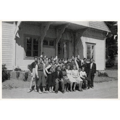 SLM P2020-0720 - Klassfoto vid Solbacka Läroverks elevhem Klostret, 1940-tal