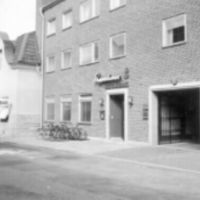 SLM R1067-92-1 - Brunnsgatan i Nyköping med Skepparbaren, 1957