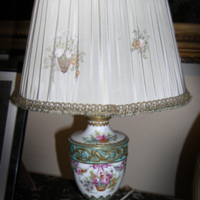 SLM 29299 - Lampa med lampfot av rikt dekorerat porslin, rund lampskärm av siden
