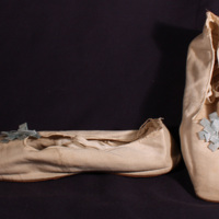 SLM 10630 3 - Vita skor av bomull, har tillhört Sofia Drake f. Löfvenius (1823-1892)