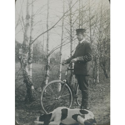 SLM P09-1559 - Man med cykel och hund