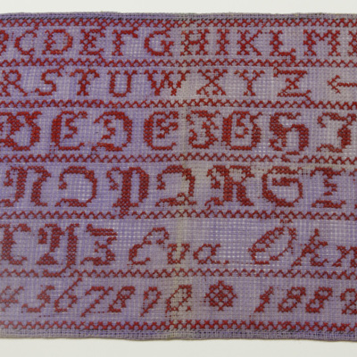 SLM 8269 - Märkduk sydd med rött på blå stramalj, daterad 1882