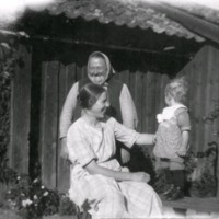 SLM M028612 - Karl-Axel Lundberg med mor Olga samt Erika Malmberg Sigges.