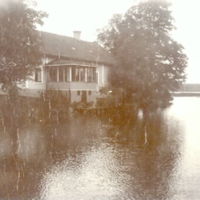 SLM M019619 - Duveholm, hus vid vattnet.