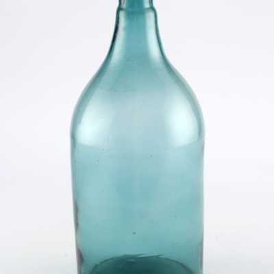 SLM 4833 - Hög flaska av turkos glas, avsedd för patentkork, från Nyköpingstrakten