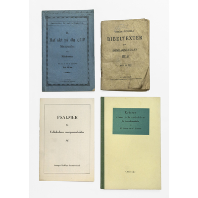 SLM 59482 1-4 - Böcker i kristen etik, psalmer och bibeltexter från Strängnäs skolor 1890-1951