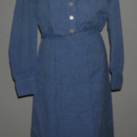SLM 33571 - Barnmorskeklänning av blåvitt tyg, kjol och blus