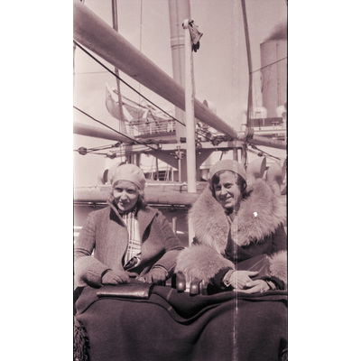SLM X2022-0006 - Gertrud Höglund och en kvinna på en ångbåt