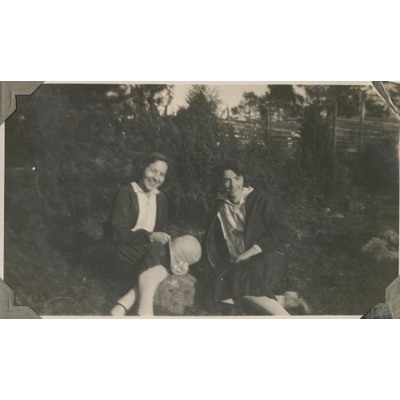 SLM P10-542 - Astrid och Wanda, Mostugan, 1930-tal