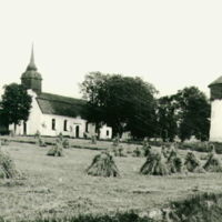 SLM M016730 - Sädesskylar framför Lerbo kyrka, 1890-tal