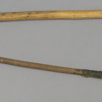 SLM 13555 - Skarvslaga av trä med detaljer av trä, ålskinn och tjärade snören
