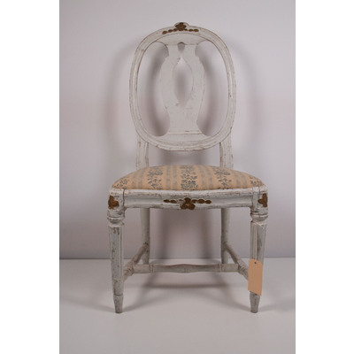 SLM 4 - Gustaviansk stol med medaljongrygg från 1700-talets andra hälft