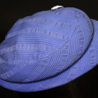 SLM 37081 4 - Hatt av blått bomullstyg prydd med ett band av pärlor, 1950-tal
