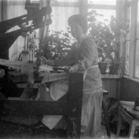 SLM P09-1599 - Vid vävstolen, Hildur Lundqvist (1885-1969), senare vävlärarinna och textilkonstnär