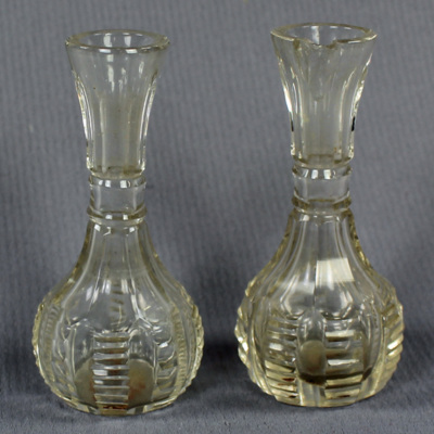 SLM 8193 1-2 - Blomvaser i miniatyr, gjutet glas