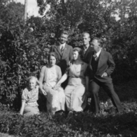 SLM P10-1221 - Bland andra, Eric Eriksson, evangelist i Björkvik och trädgårdselev 1935 – 36 på Åkerö
